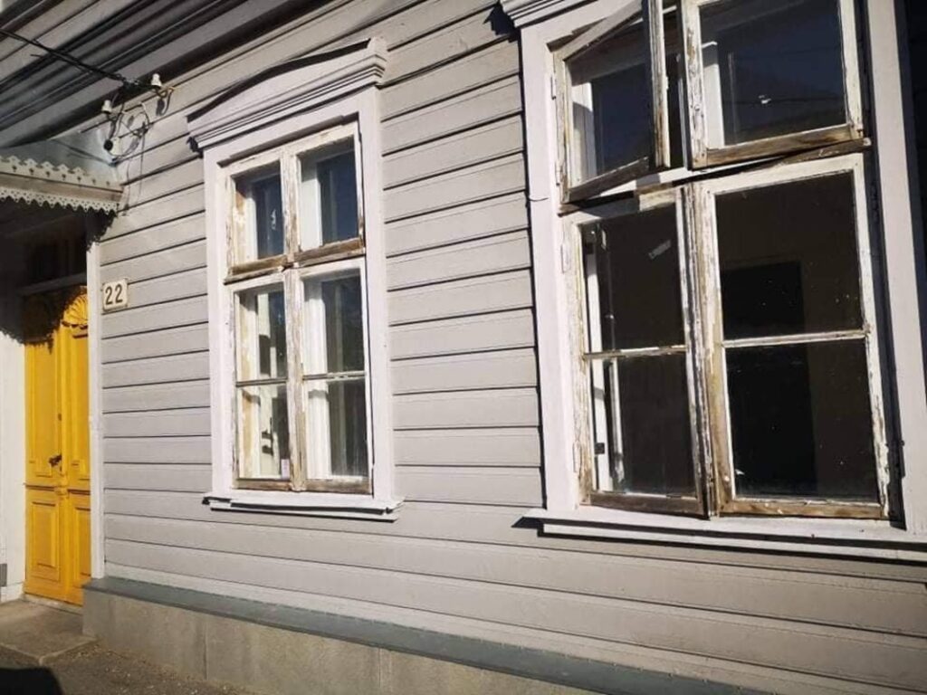 Punaka detailiga aken restaureerimata