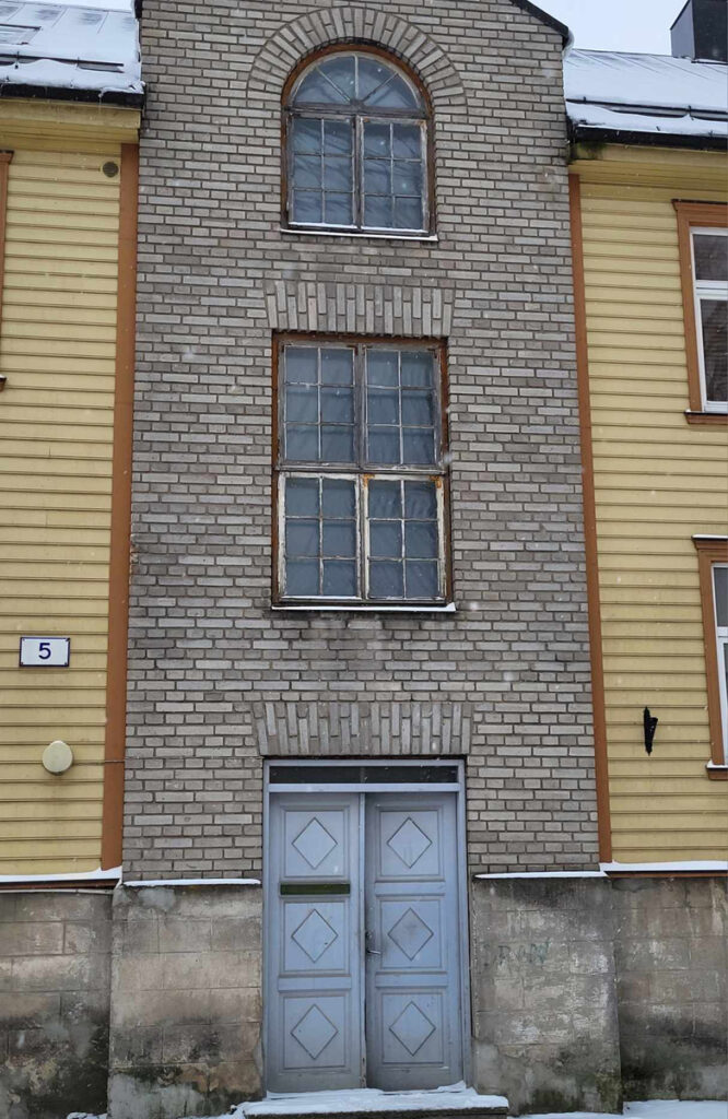 Kaarega aken restaureerimata