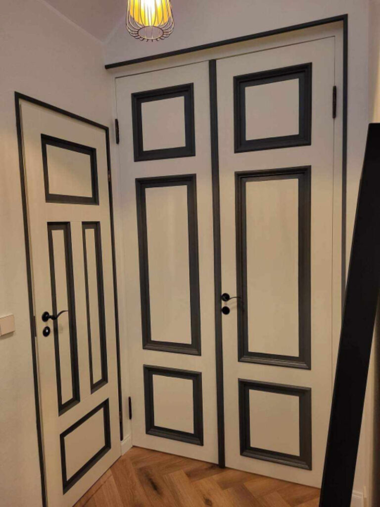 Valge ja tumeda detailiga uks restaureeritud