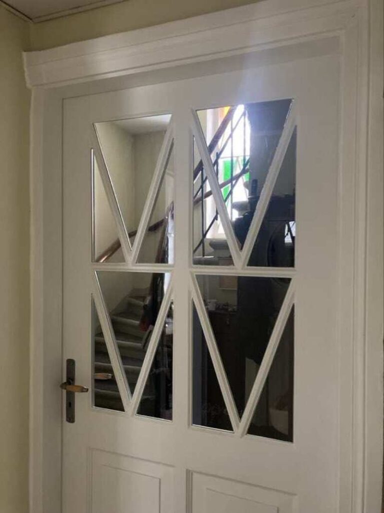 Aken uksel restaureeritud