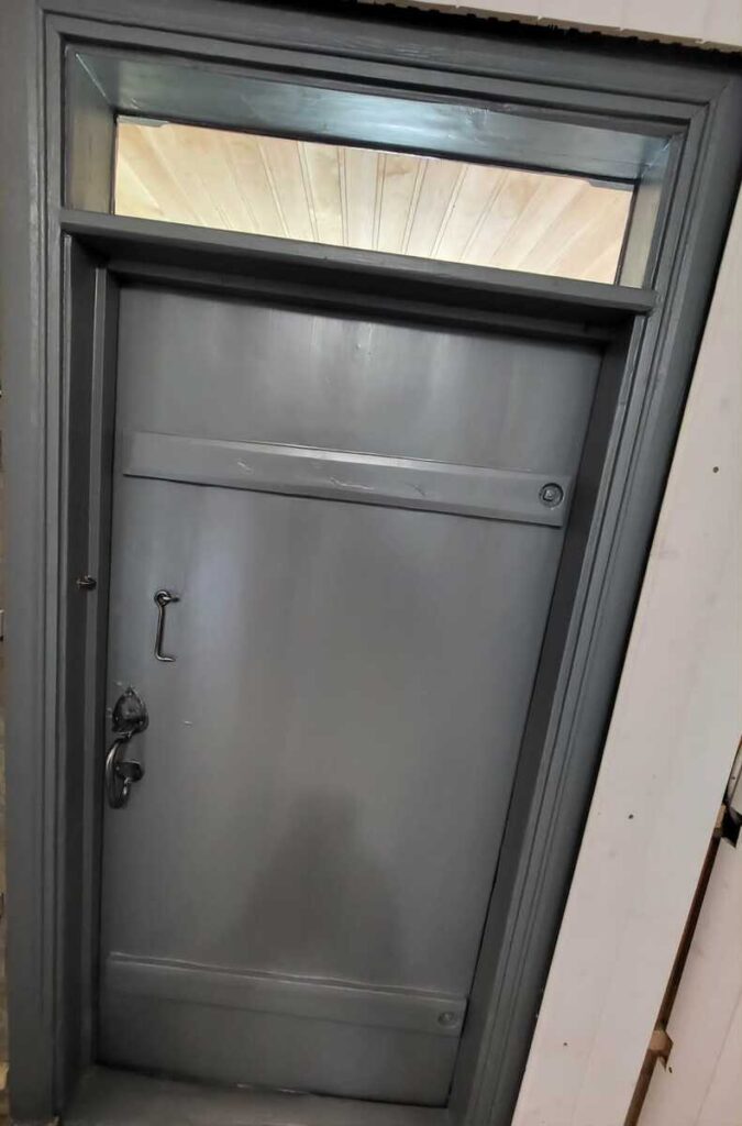 Restuareeritud metalluks halli tooniga