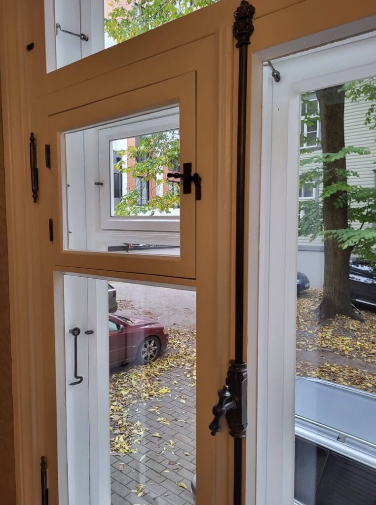 Valge aken detailiga restaureeritud