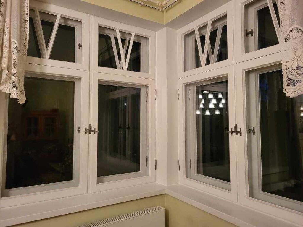 Valge aken detailiga restaureeritud